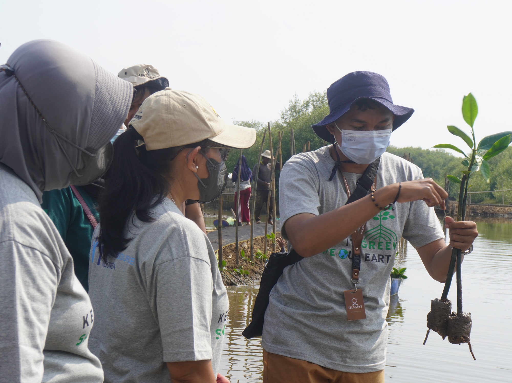 IKAMaT Dampingi Inclusive Human Resource Indonesia Tanam Mangrove di Semarang Mangrove Center