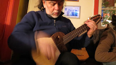 Quique Cruz  usando charango Antilko de luthier Claudio Rojas