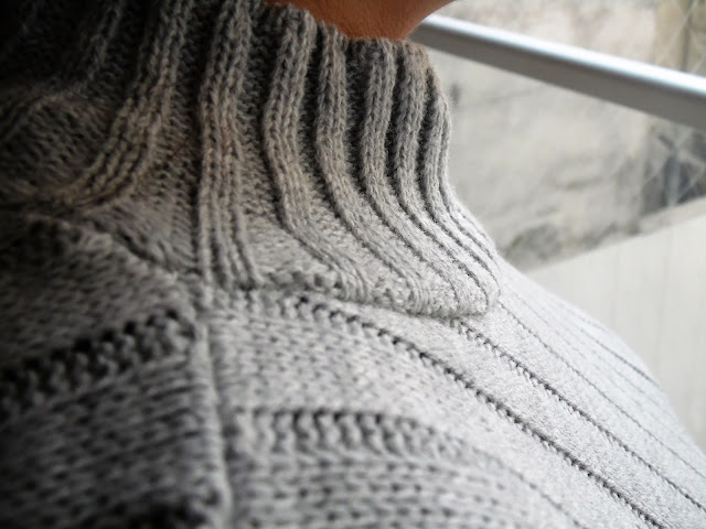 Grey Ribbed Knitted Long Sleeve Jumper. Femme Luxe - Sala de Maquillaje