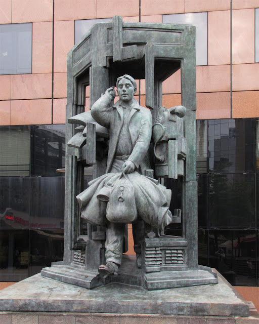 Le téléphone by André Barelier, Faubourg de l'Arche, Courbevoie, La Défense, Paris