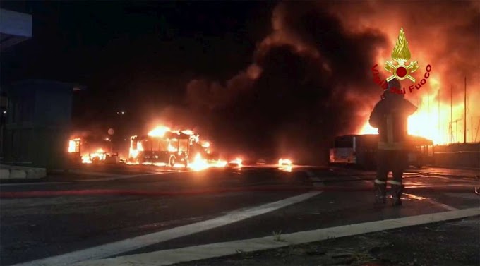 Roma, incendio nel deposito Atac: in fiamme 30 autobus
