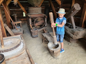 Polska z dzieckiem - podróże z dzieckiem - atrakcje dla dzieci na Opolszczyźnie - skansen w Bierkowicach - Muzeum Wsi Opolskiej - blog o podróżach z dzieckiem - muzeum dla dzieci