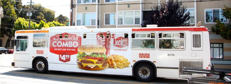 Hamburguesa publicitada en autobús