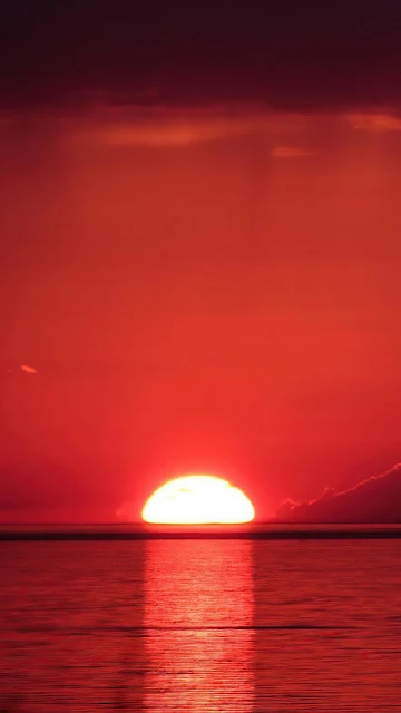 Belo Pôr do Sol Vermelho no Mar