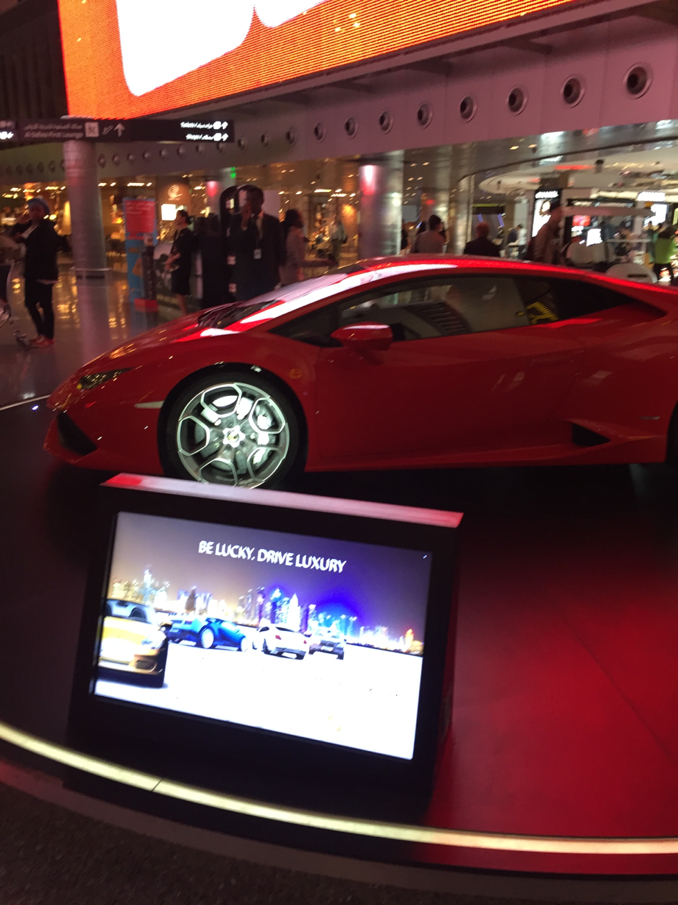 Schnelle Autos und das große Geld, sichtbar auch am Flughafen (c) diekremserin on the go 