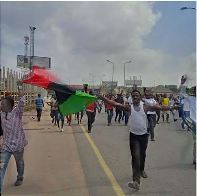 Supporters of Radio Biafra boss, Nnamdi Kanu block Niger bridge, demand for his immediate release