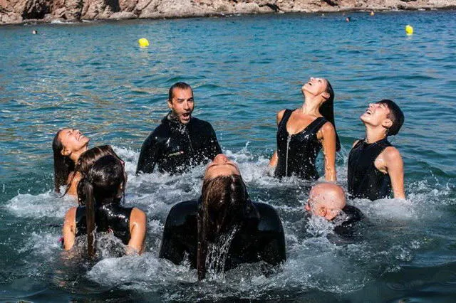 Ανάσες χορού σε θαλασσινό νερό