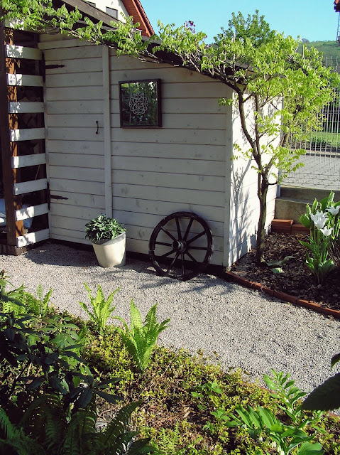 mirror-in-garden