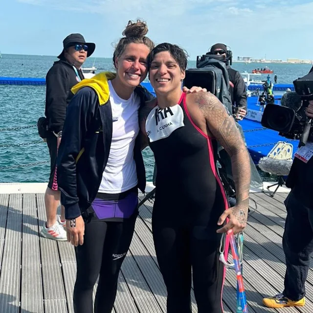 Viviane Jungblut e Ana Marcela Cunha posam após saírem do mar com as vagas garantidas para Paris-2024