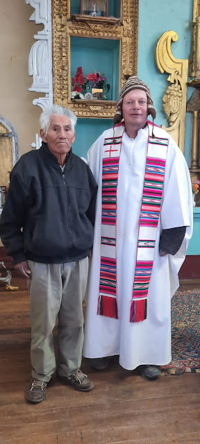 Mit meinem treuen Katecheten Don Genaro, der mit seinen 85 Jahren noch jeden Sonntag die Berggemeinde zum Gebet versammelt.