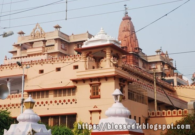 Some traces of the Hindu temple can be seen around the back, where the Sri Krishna Janmasthan or Janmabhumi complex now stands. Directly behind the mosque, approached through a corridor, a shrine marks Krishna’s exact birthplace (janmasthan); its cage-like surround signifies that He was born in captivity, when His parents were prisoners of the tyrant king Kamsa.