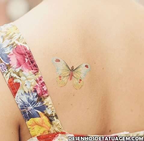 Tatuagem de borboleta colorida na costa