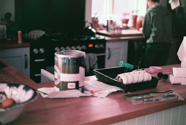Paint tin and roller on kitchen worktop:Photo by Annie Spratt on Unsplash