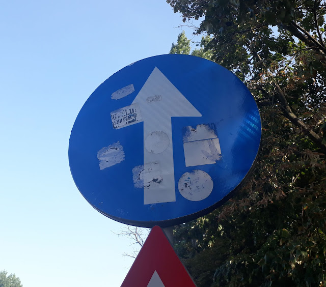 Vandalismul, în floare la Galați. Printre indicatoarele auto din zona noii parcări din Micro 19