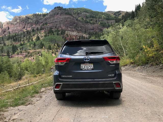 Rear view of 2019 Toyota Highlander Hybrid Limited Platinum AWD