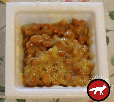 Natto au Japon dans une barquette à Kyoto après avoir mélangé