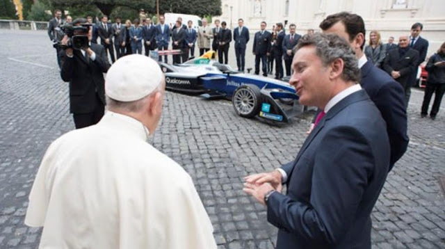 El Papa Francisco bendijo un auto de Fórmula E previo al E-Prix de Roma