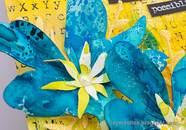 Layers of ink - Blue Flowers Mixed Media Tag Tutorial by Anna-Karin Evaldsson.