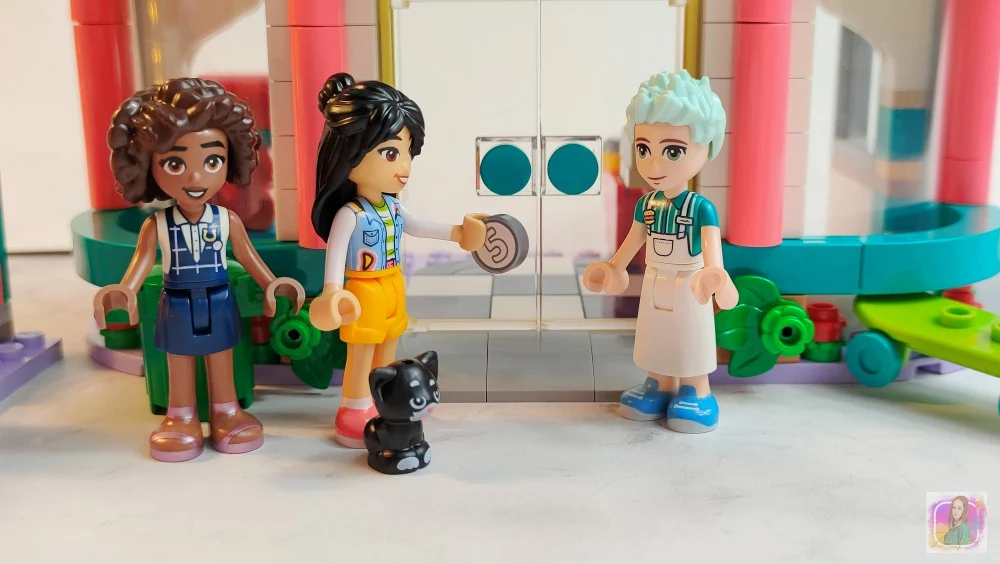 LEGO Friends Bar w śródmieściu Heartlake 41728 - księgarnia TaniaKsiazka.pl