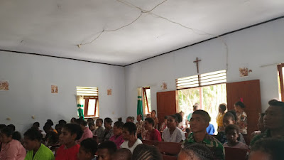 Minggu Damai Bersama Masyarakat Perbatasan, Satgas Pamtas Statis RI-PNG Yonif 122/TS Melaksanakan Ibadah Di Gereja Waris