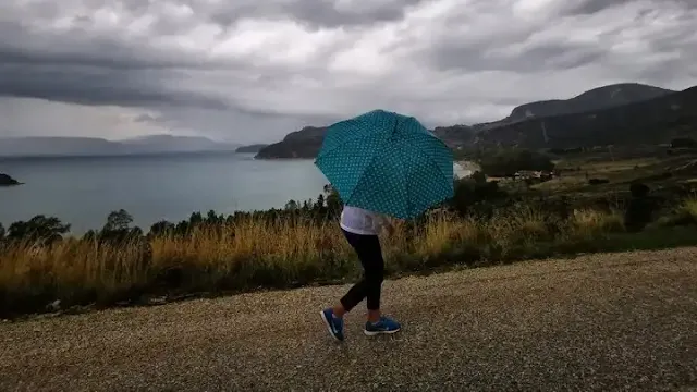 Γυναίκα κρατάει ομπρέλα