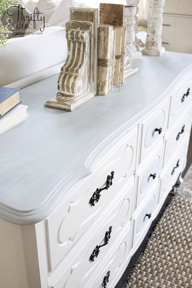 How to use chalk paint. How to paint furniture. Dresser makeover. Chalk paint furniture diy. Chalk paint techniques. How to paint furniture with chalk paint. Vintage dresser makeover. Sofa table decor ideas.