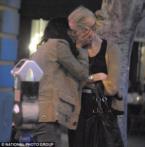Hollywood Celebrites HQ Pics The Brunette Amber Heard is Kissing