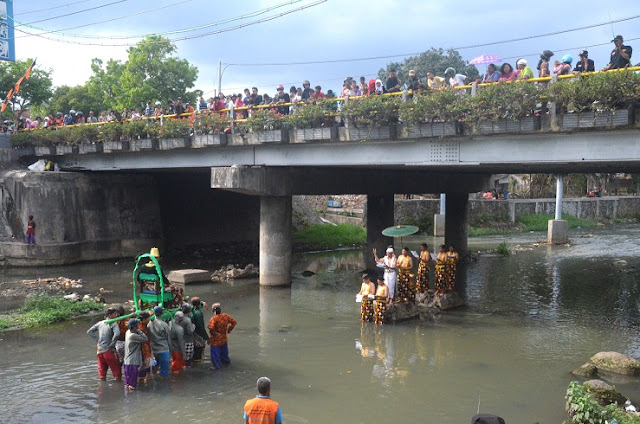 Melawan Arus Air, Gelar Kirab Budaya Berghodo Kusumaning Yudha di Kali Code