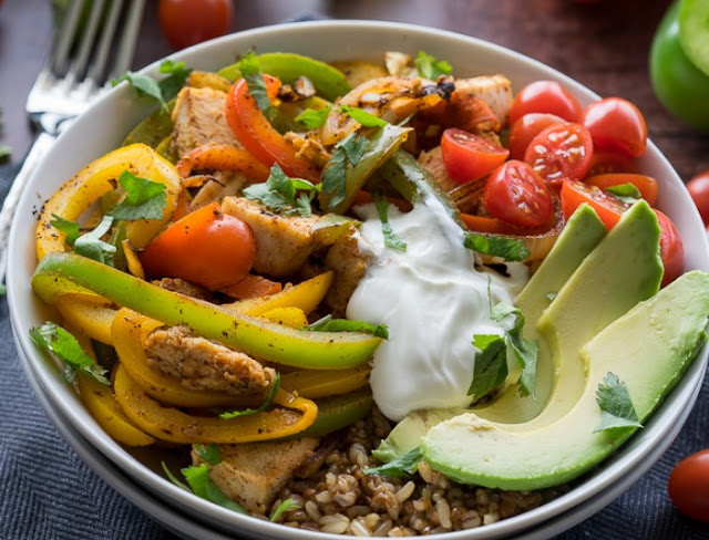 Sheet Pan Chicken Fajita Rice Bowls #dinner #chicken