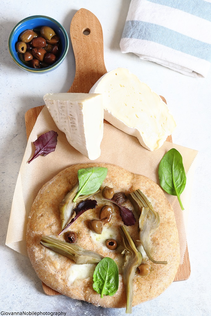 Pizza con Taleggio, carciofi e olive nere