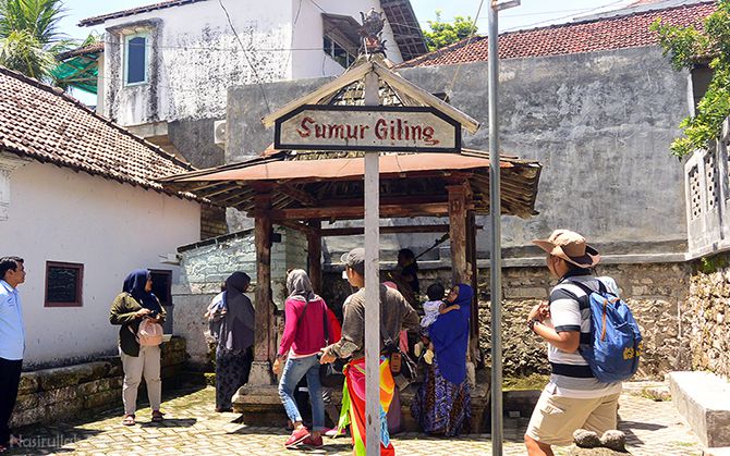 Mengunjungi sumur giling di dekat makam sendang duwur