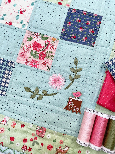 A Bit of Scrap Stuff Blog #ABitofScrapStuff #MakeitMiniBook #RileyBlakeDesigns #MiniQuilt #Quilt