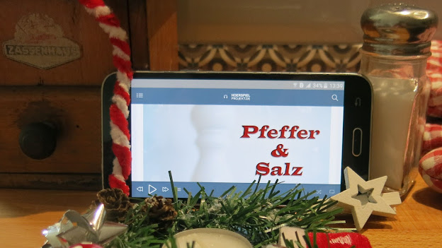 Kurzhörspiel "Peffer und Salz" von Sascha Kubath läuft auf dem Smartphone vor Weihnachtsdeko