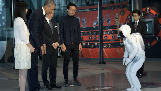 Barack Obama joga bola com robô ASIMO