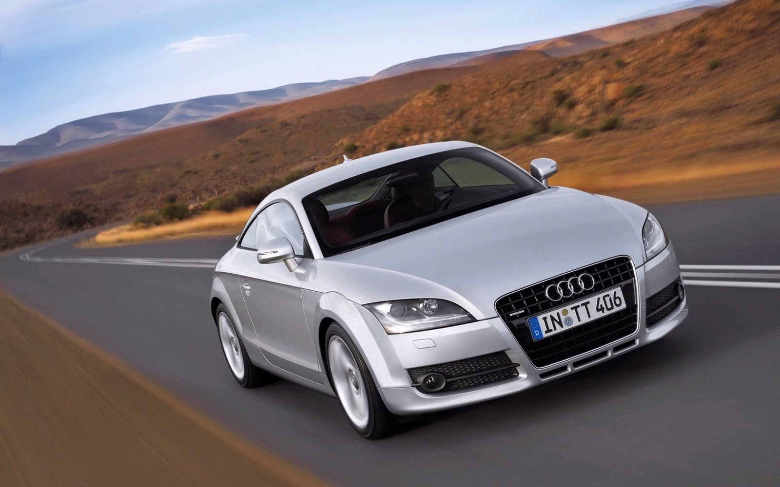 Modren Carz: 2011-Audi-TT-Coupe-Desktop-Wallpaper