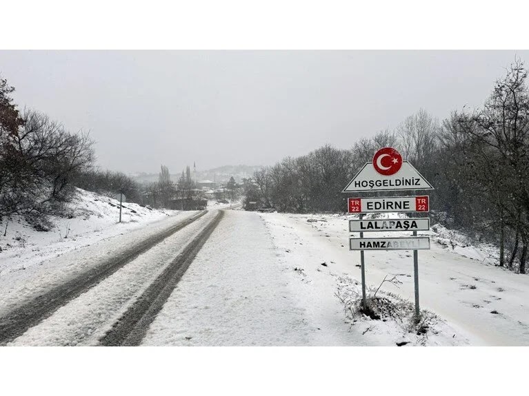 Trakya'da Yağmur yerini kar yağışına bıraktı Ulaşım güçlükle sağlanıyor