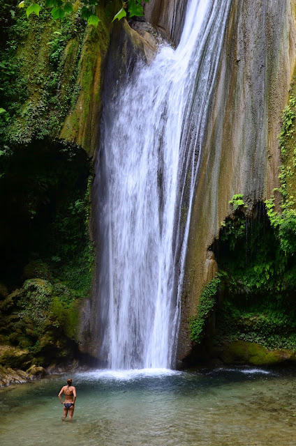 Lena vor dem großen Wasserfall