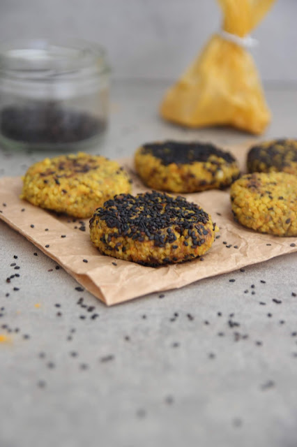 Cuillère et saladier : Galettes de millet aux carottes, curcuma et sésame - vegan