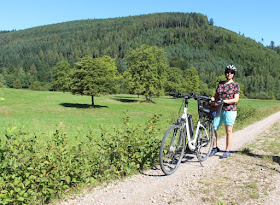 Dani mit Rad vor der Großen Wiese