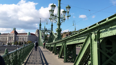 puente-de-la-libertad-frente-mercado-central-calle-vaci-budapest