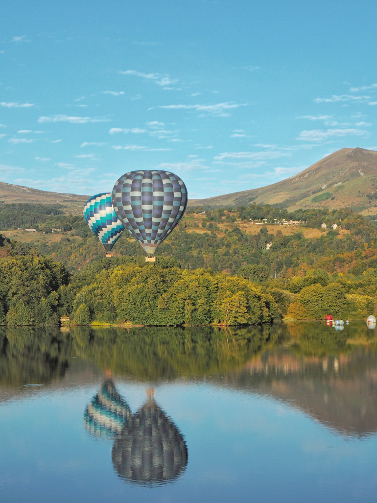 Baptême de vol en montgolfière au-dessus du lac Chambon dans le Sancy