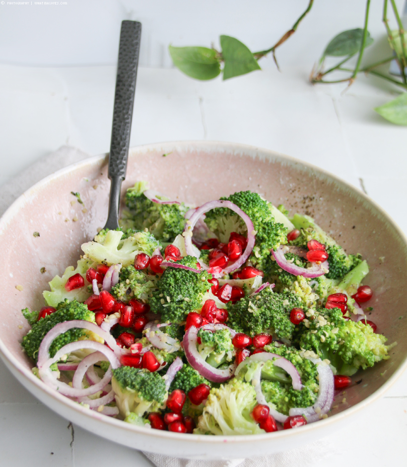 Brokkolisalat mit Granatapfel und roter Zwiebel