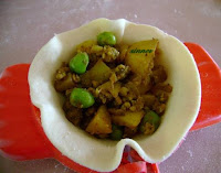 pleating curry puff with a mould