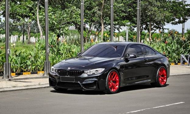 Black Sapphire F82 BMW M4 Looks Astonishing with Red HRE Wheels