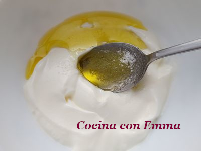 Salmón con aderezo de yogur griego