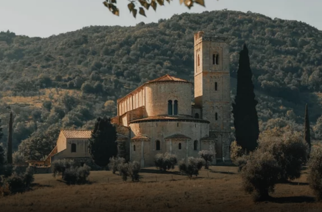 Montalcino, sulle tracce del Brunello tra colori caldi e vigneti baciati dal sole.