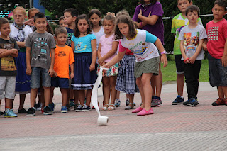 Campeonato de lanzamiento de chapela y papel higiénico infantil en las fiestas de Retuerto