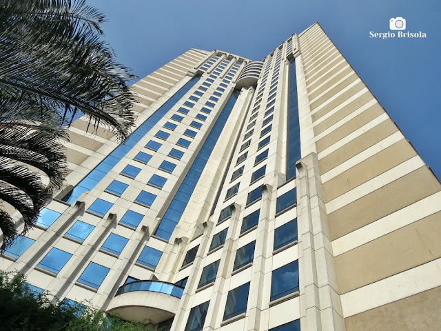 Perspectiva inferior da fachada do Hotel Blue Tree Premium Morumbi - Vila Gertrudes - São Paulo