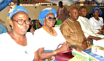 From left: President, Catholic Women Organisation (CWO), St. Jude Parish, Mafoluku-Oshodi, Lagos, Mrs. Nkem Nweke;  Mother of the day, Ezinne Roseline Alisiobi;  Chairman of the occasion, Barrister Aloy Abarah; Parish Priest, St. Jude Parish, Rev. Fr. Gabriel Odin OP; and President Confraternity of Christian Mothers (CCM) Mrs Dorathy Ibeh, during the 2022 Mother’s Day and unveiling of Special Aid Fund ceremony by Catholic women, St. Jude Parish with theme: ‘Catholic Woman: The Heart of the Family’ in Lagos. PHOTO SUNDAY ESHIET.