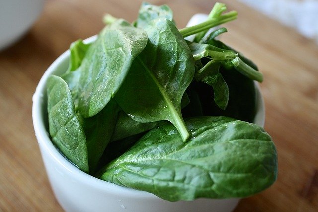Spinach also improves bone health in women, reduces the risk of asthma, prevents anemia, reduces premenstrual symptoms and balances blood sugar levels to prevent diabetes risk.